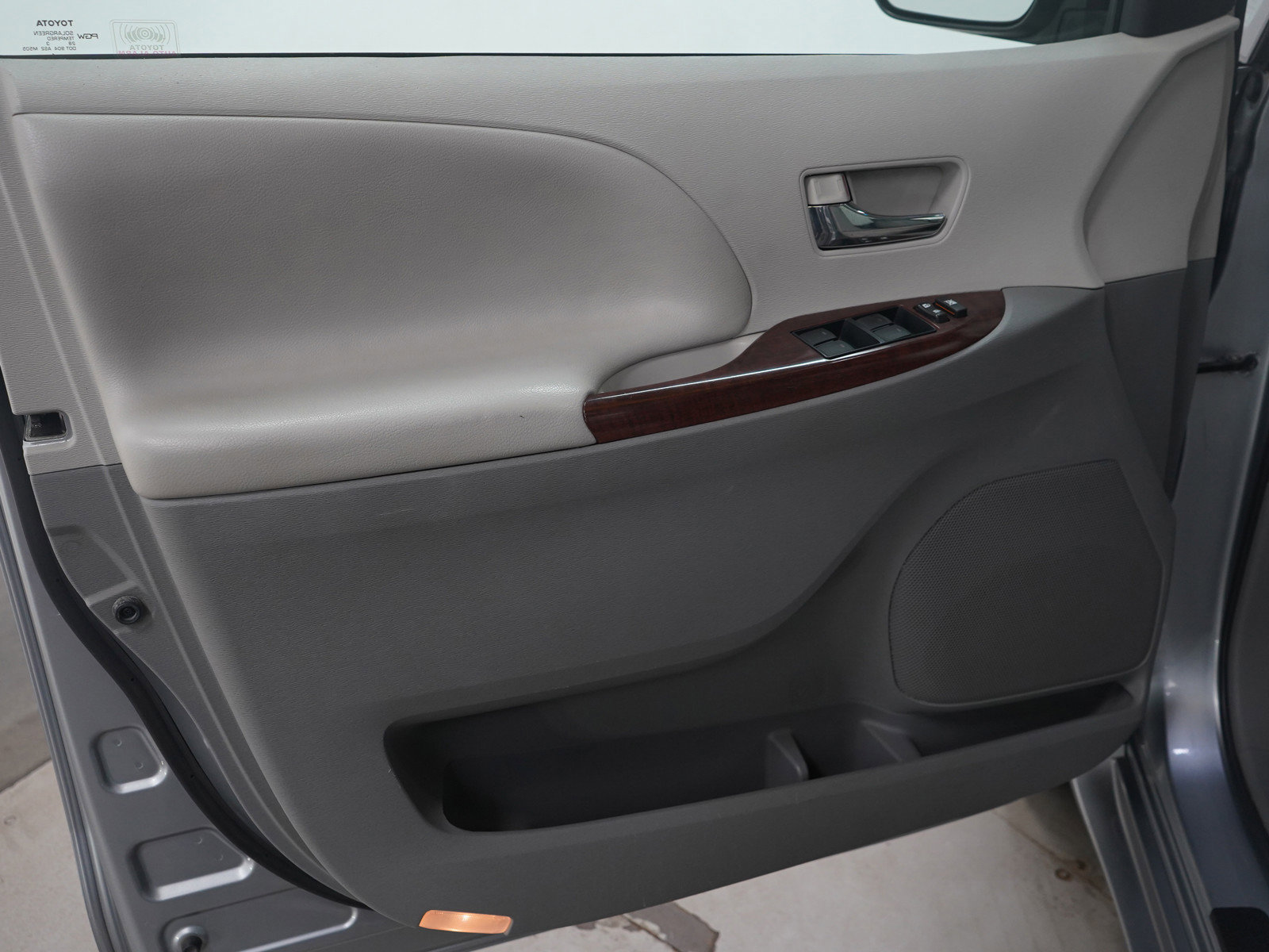 Used 2013 Toyota Sienna XLE w/ Entertainment Pkg FWD image 22