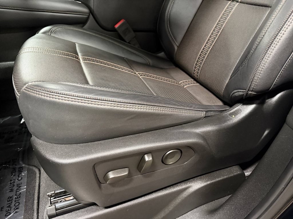 Used 2025 Chevrolet Suburban High Country AWD/4WD image 16