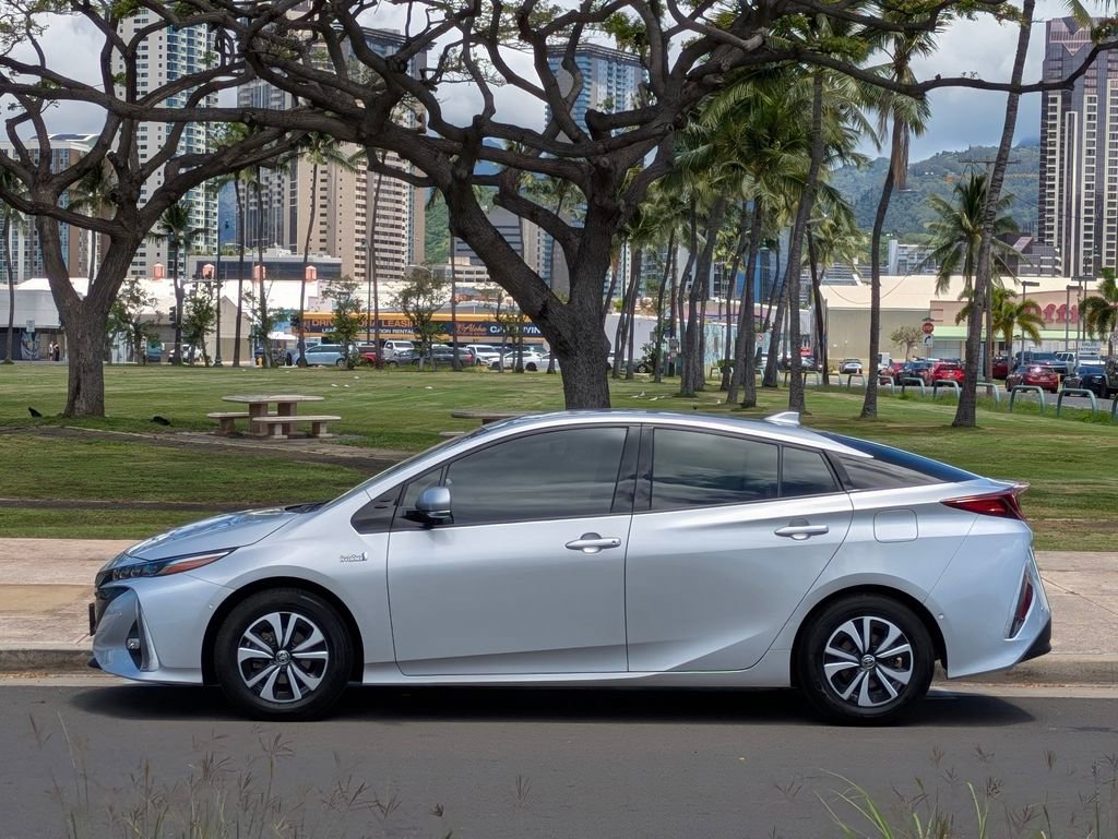Used 2017 Toyota Prius Prime Advanced FWD image 2