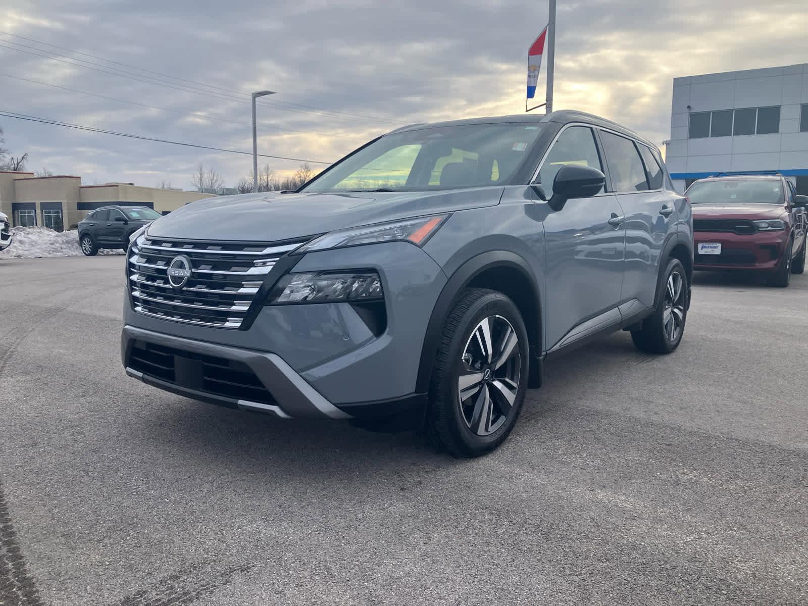 Used 2024 Nissan Rogue SL image 3