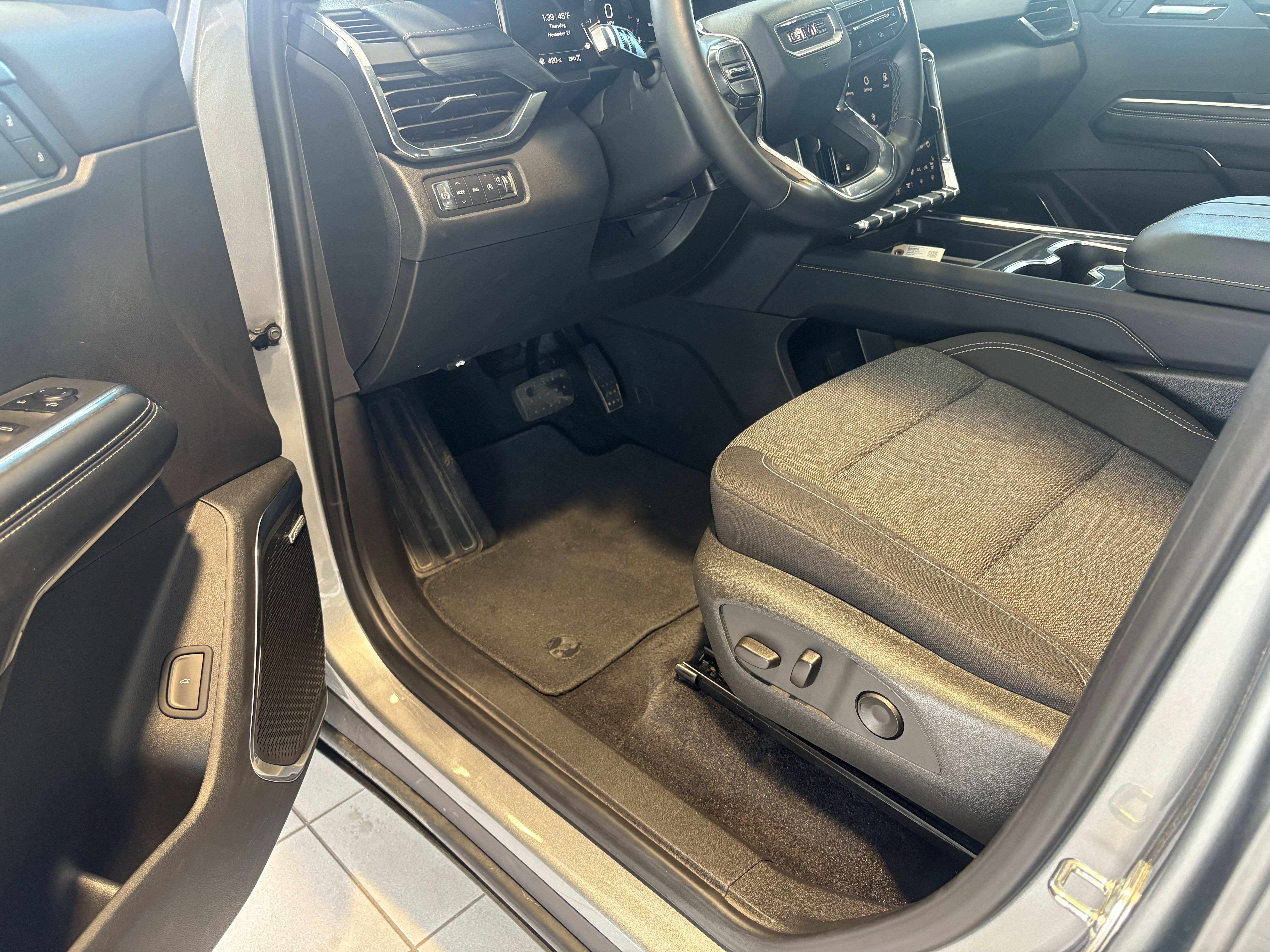 Used 2025 GMC Acadia Elevation image 7