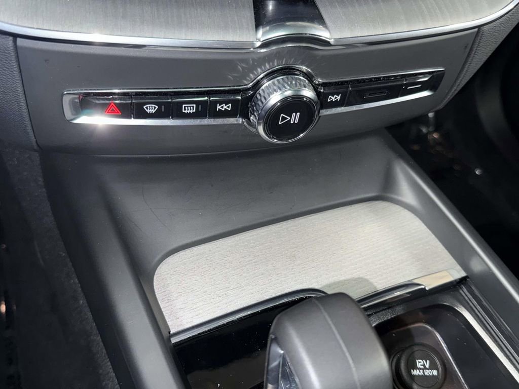 Used 2025 Volvo XC60 B5 Plus image 25