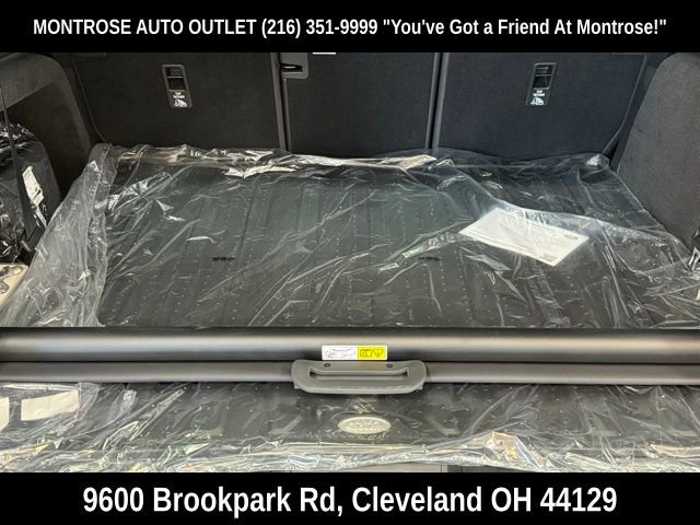 New 2024 Land Rover Discovery Dynamic SE image 30