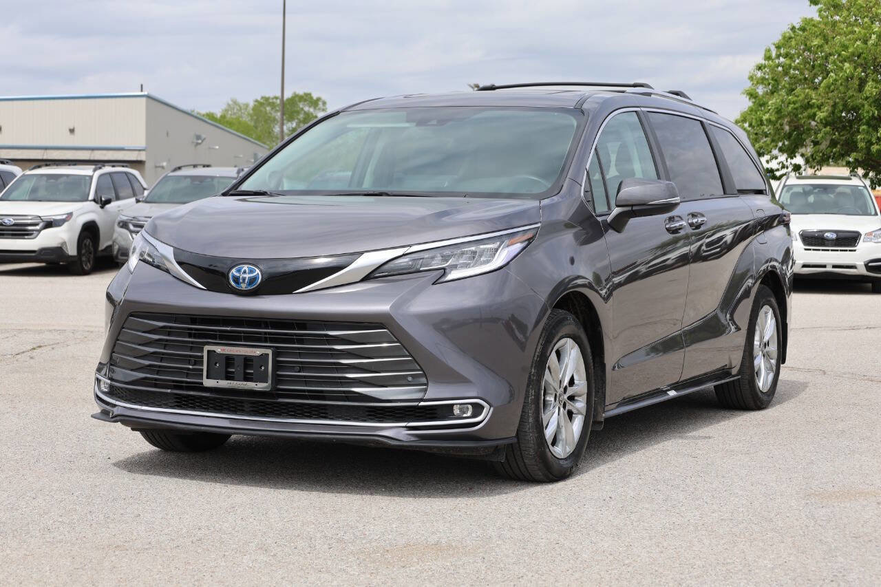 Used 2024 Toyota Sienna Limited AWD/4WD image 6