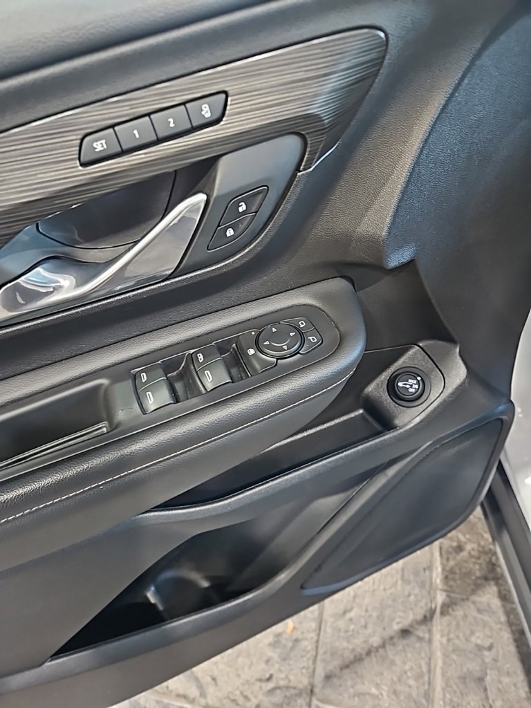 Used 2024 GMC Terrain SLT image 26