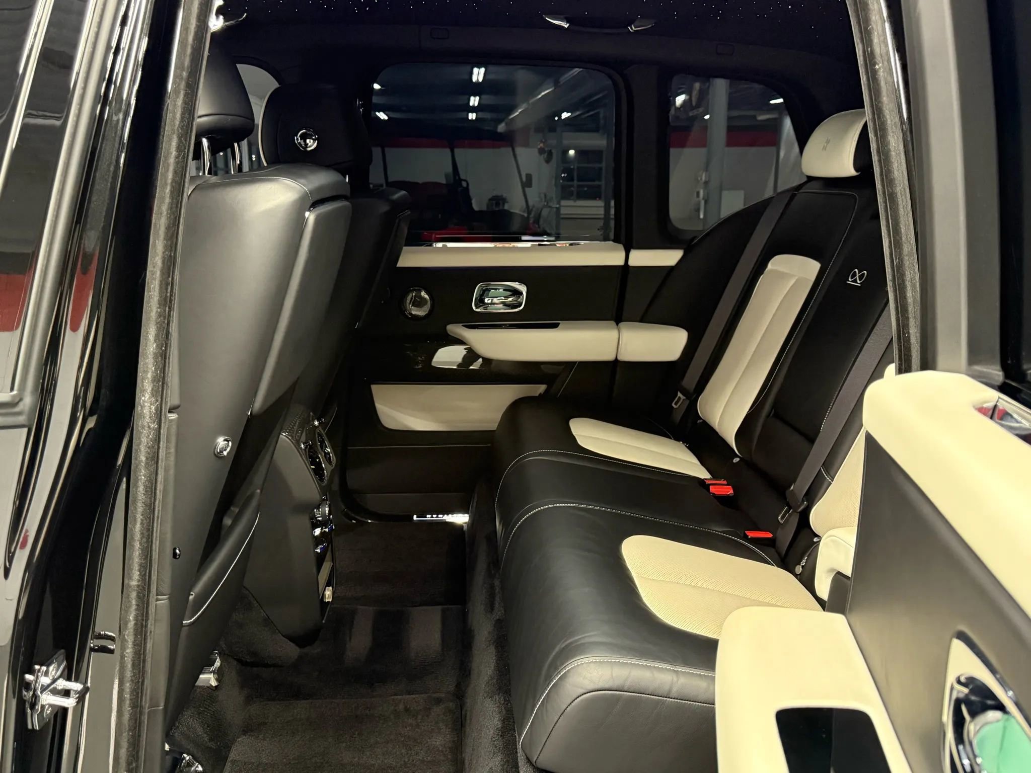 Used 2022 Rolls-Royce Cullinan Black Badge w/ Dark Exterior Package image 47