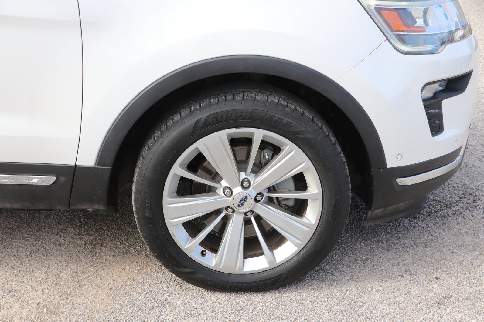 Used 2018 Ford Explorer Limited w/ Equipment Group 301A AWD/4WD image 9