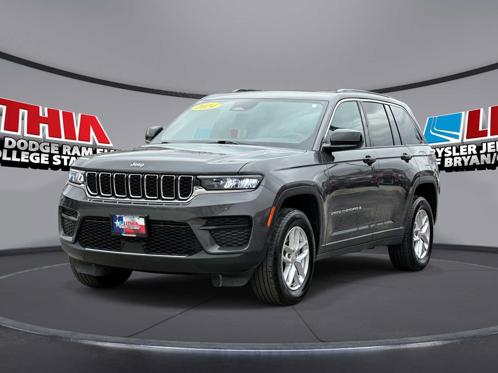 Used 2024 Jeep Grand Cherokee Laredo X w/ Trailer Tow Package AWD/4WD image 1