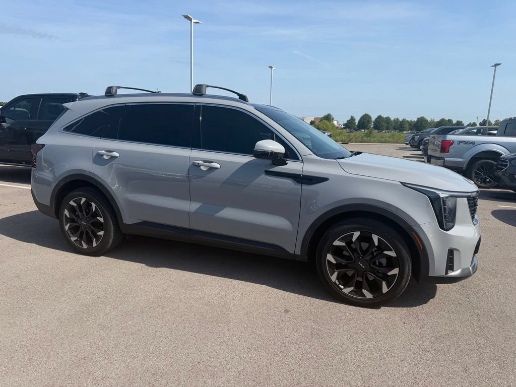 Used 2025 Kia Sorento EX w/ Panoramic Sunroof Package FWD image 2
