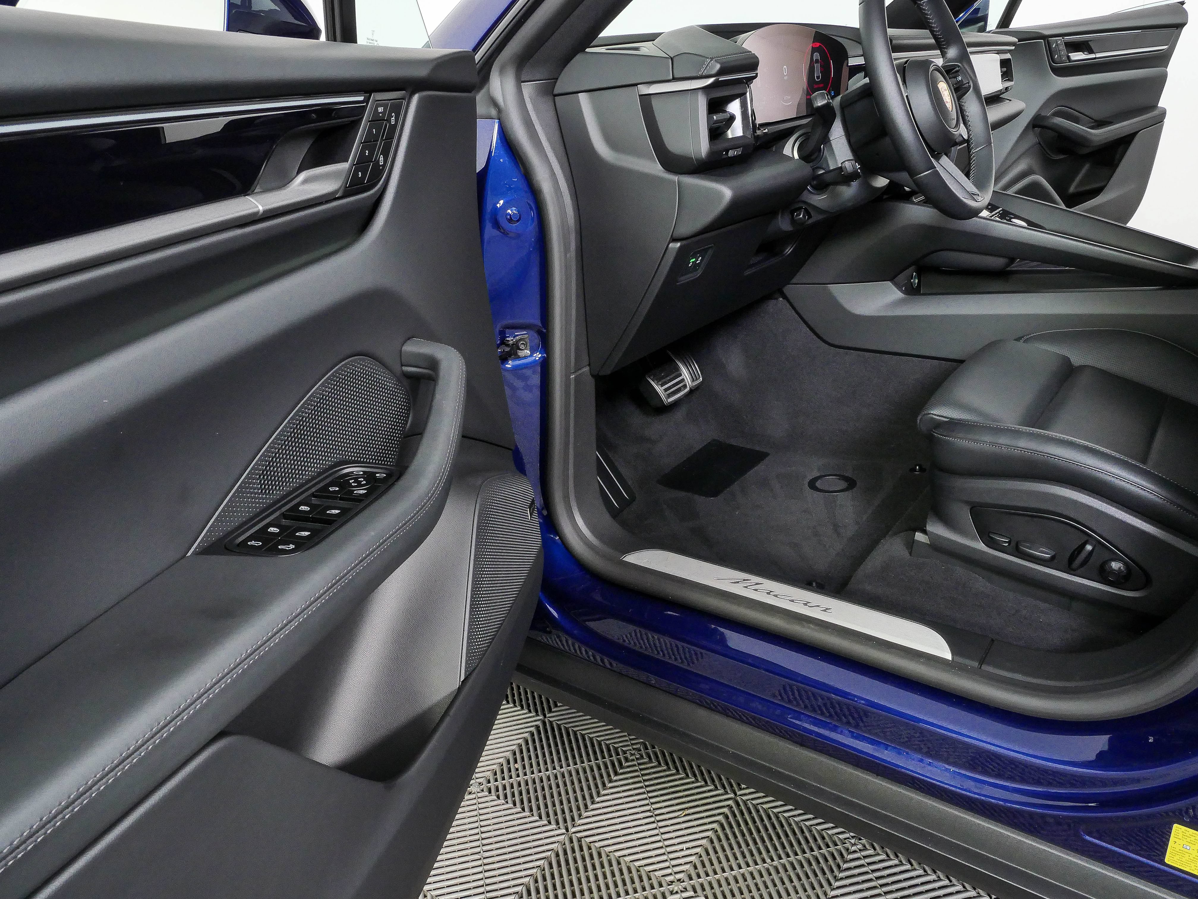 Certified 2025 Porsche Macan Electric RWD image 8