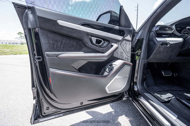 Used 2021 Lamborghini Urus AWD/4WD image 35