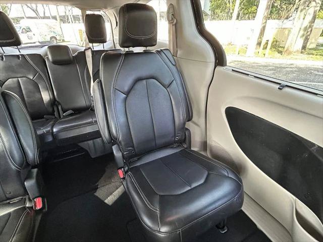 Certified 2024 Chrysler Pacifica Touring-L FWD image 14