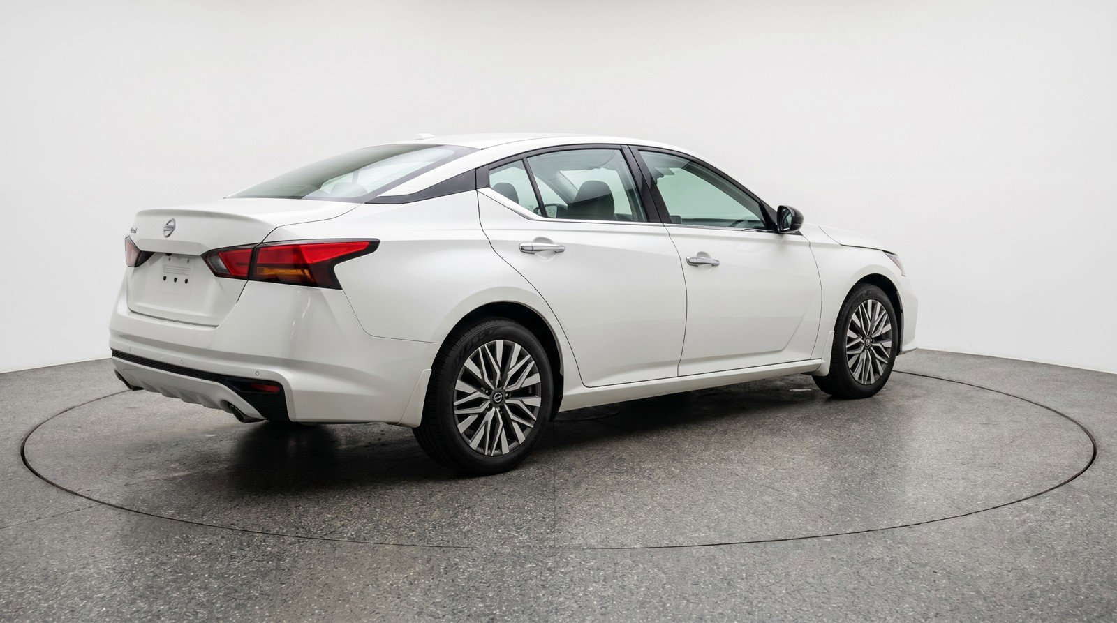 Used 2025 Nissan Altima 2.5 SV FWD image 9