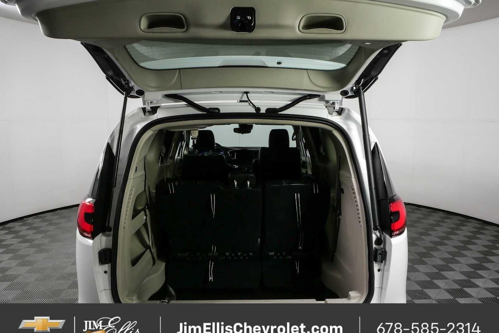 Used 2024 Chrysler Pacifica Touring-L FWD image 28