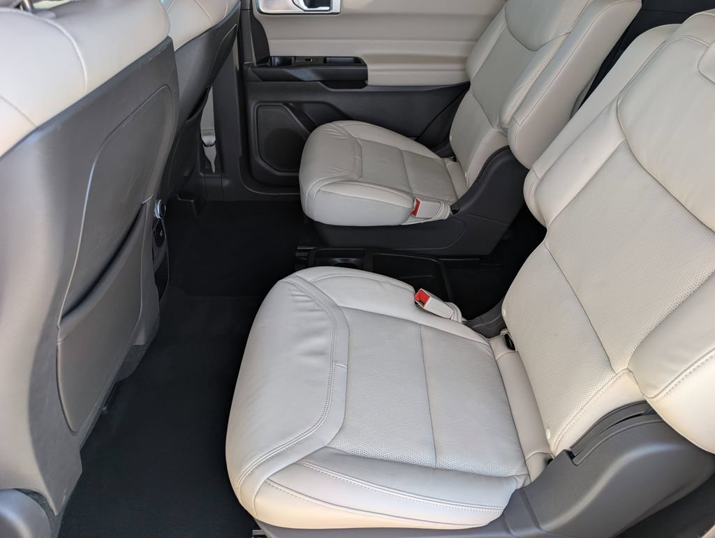Used 2020 Ford Explorer Platinum w/ Premium Technology Package AWD/4WD image 19