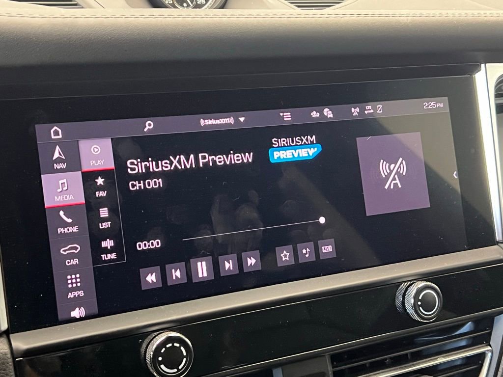 Used 2023 Porsche Macan Turbo image 14