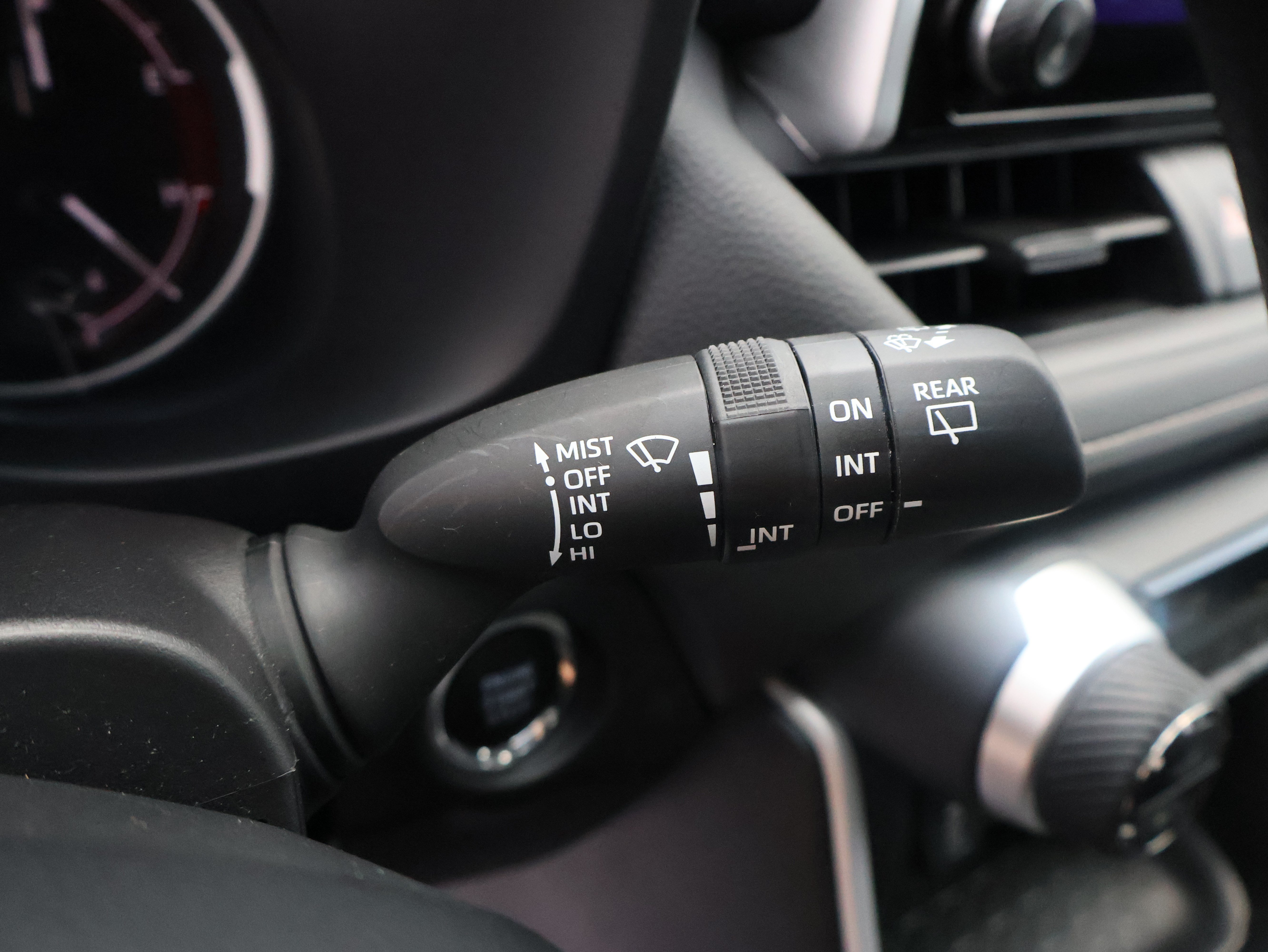 Used 2025 Toyota RAV4 XLE AWD/4WD image 40