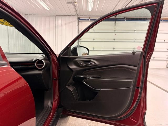 Used 2024 Chevrolet Trax RS w/ Sunroof Package FWD image 10
