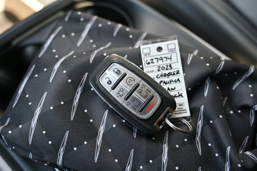 Used 2023 Chrysler Pacifica Touring-L FWD image 33