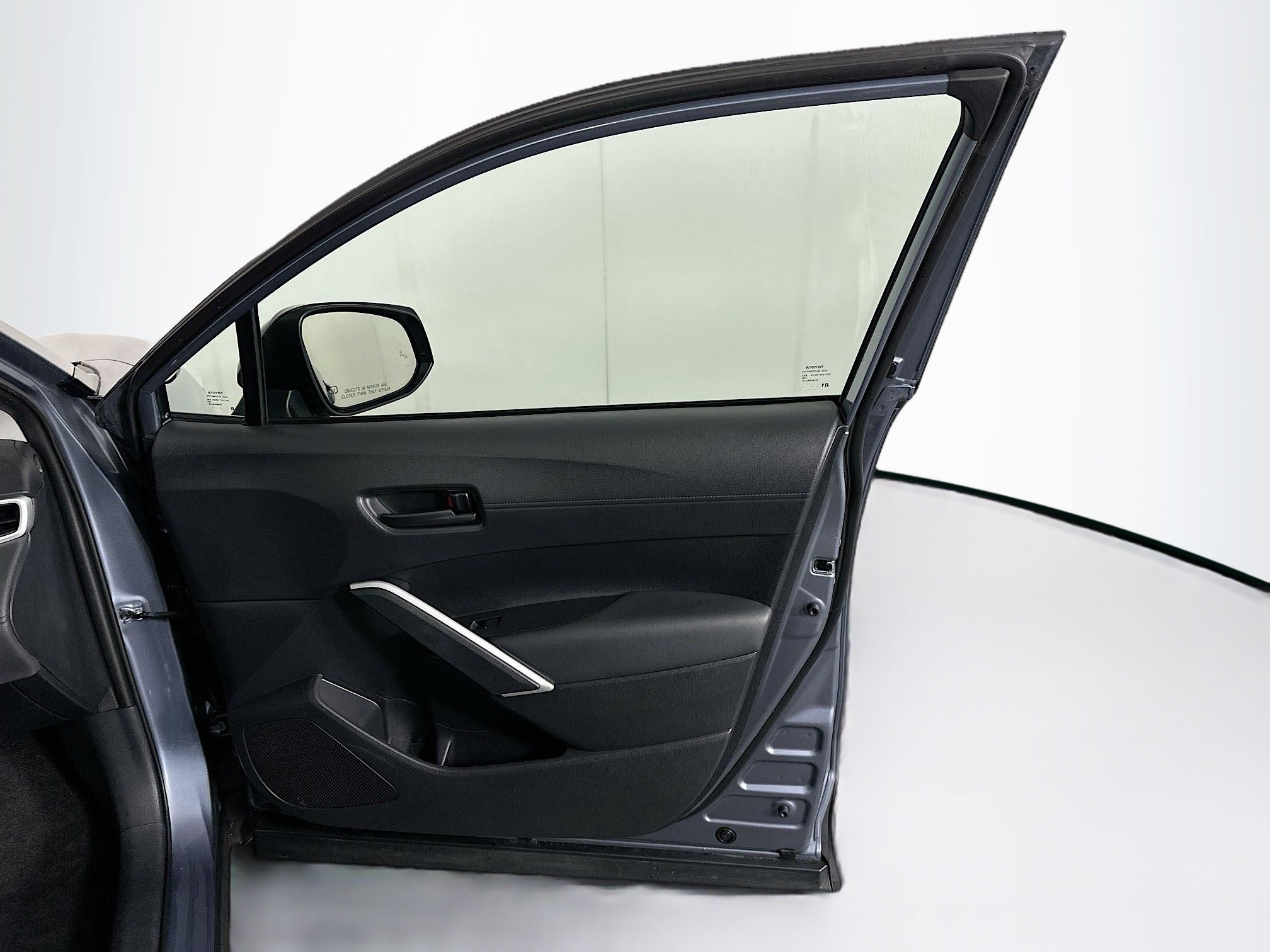 Used 2025 Toyota Corolla Cross LE image 30