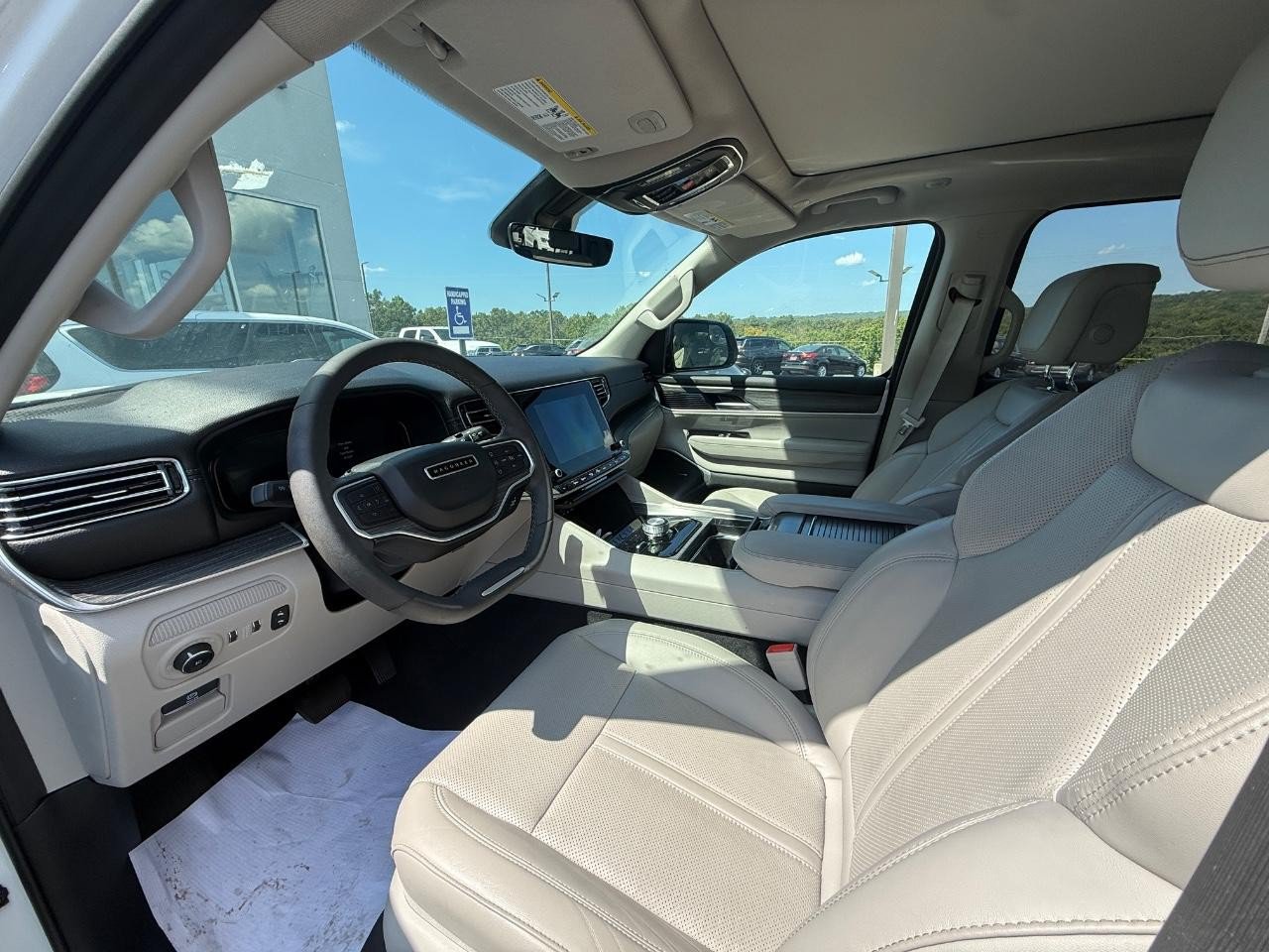 Used 2023 Jeep Wagoneer Series II w/ Premium Group I AWD/4WD image 5