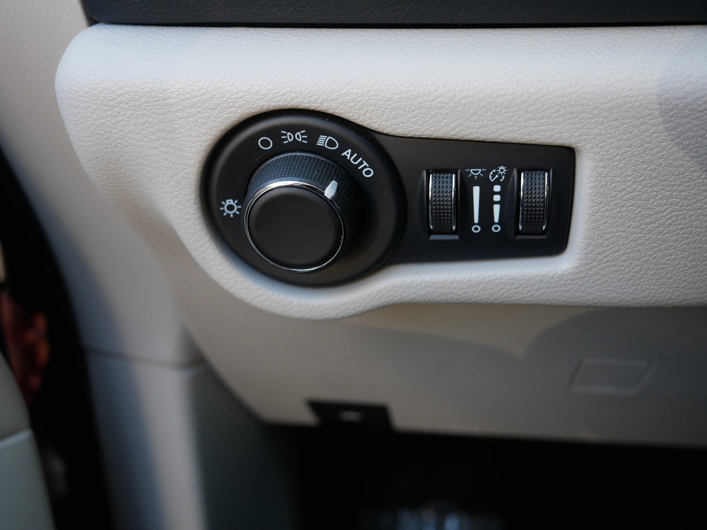 Used 2022 Chrysler Voyager LX image 26