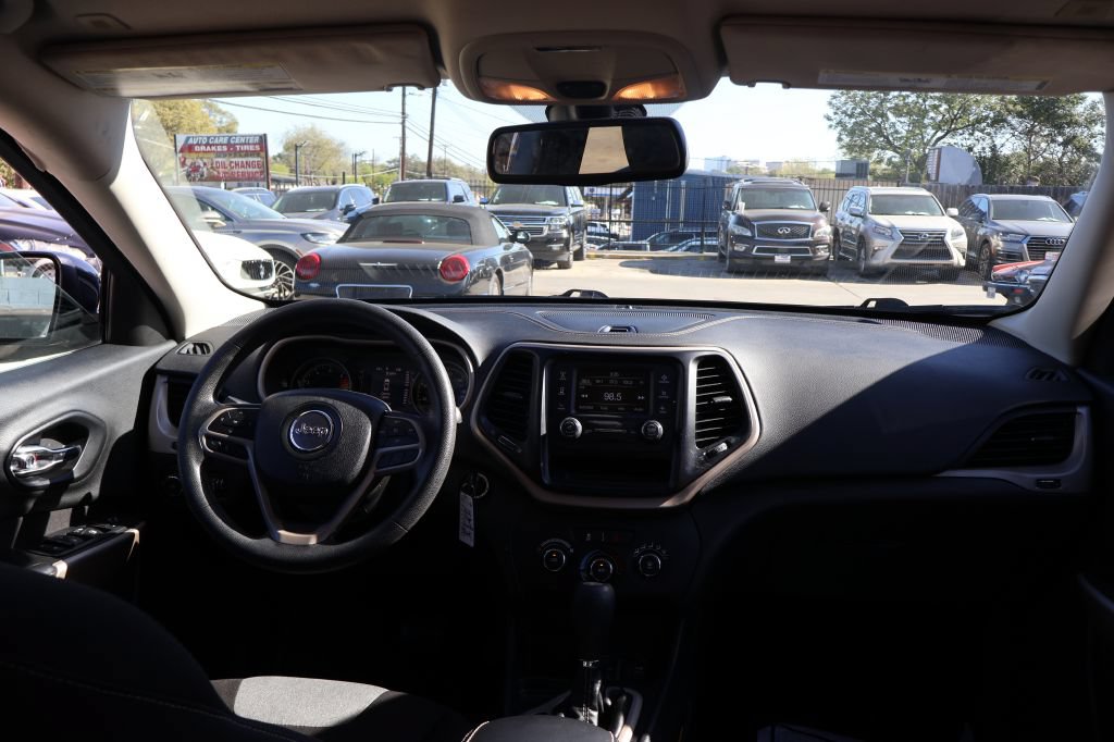 Used 2018 Jeep Cherokee Latitude FWD image 38