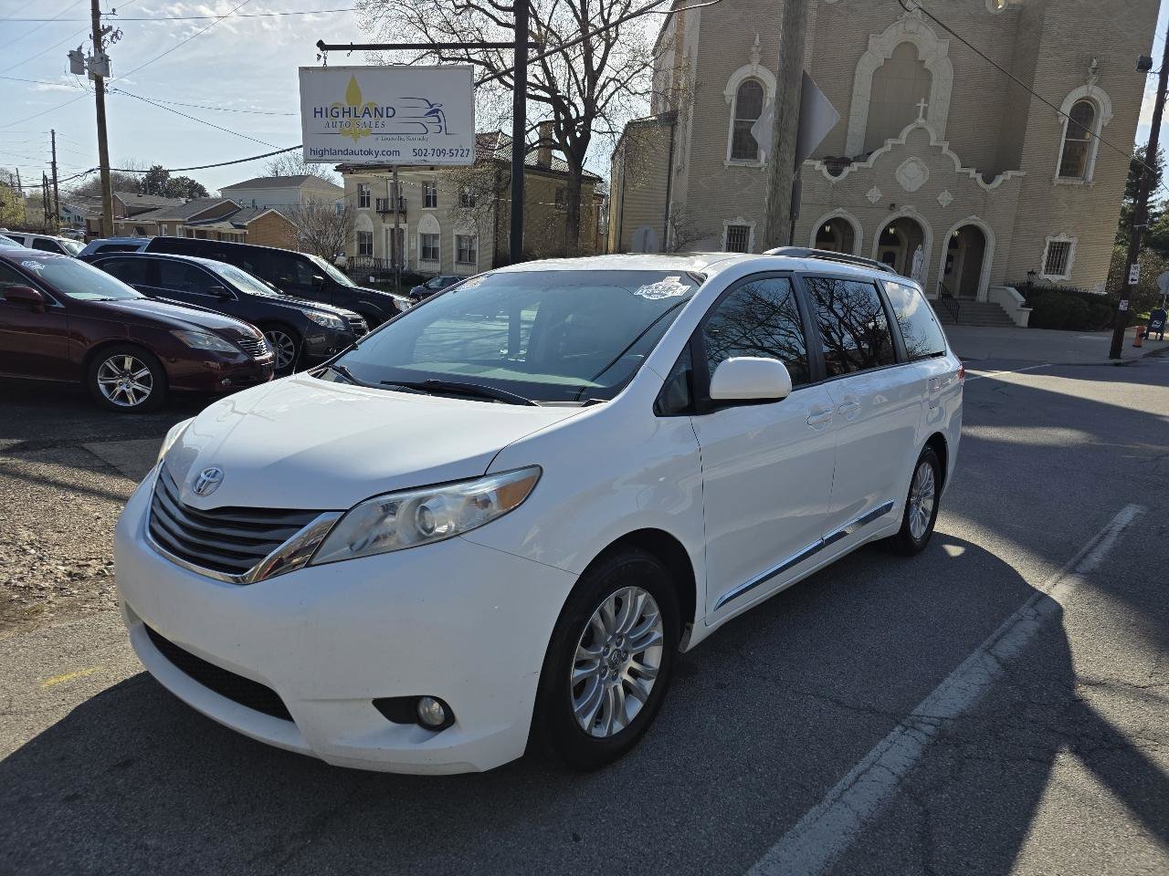 Used 2013 Toyota Sienna XLE FWD image 1