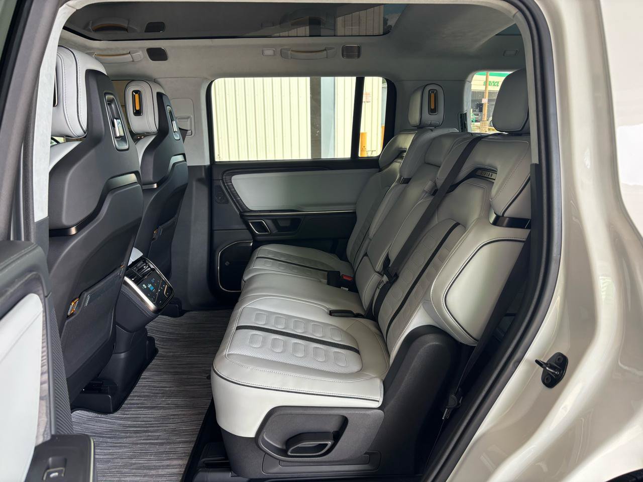 Used 2024 Rivian R1S Adventure AWD/4WD image 18