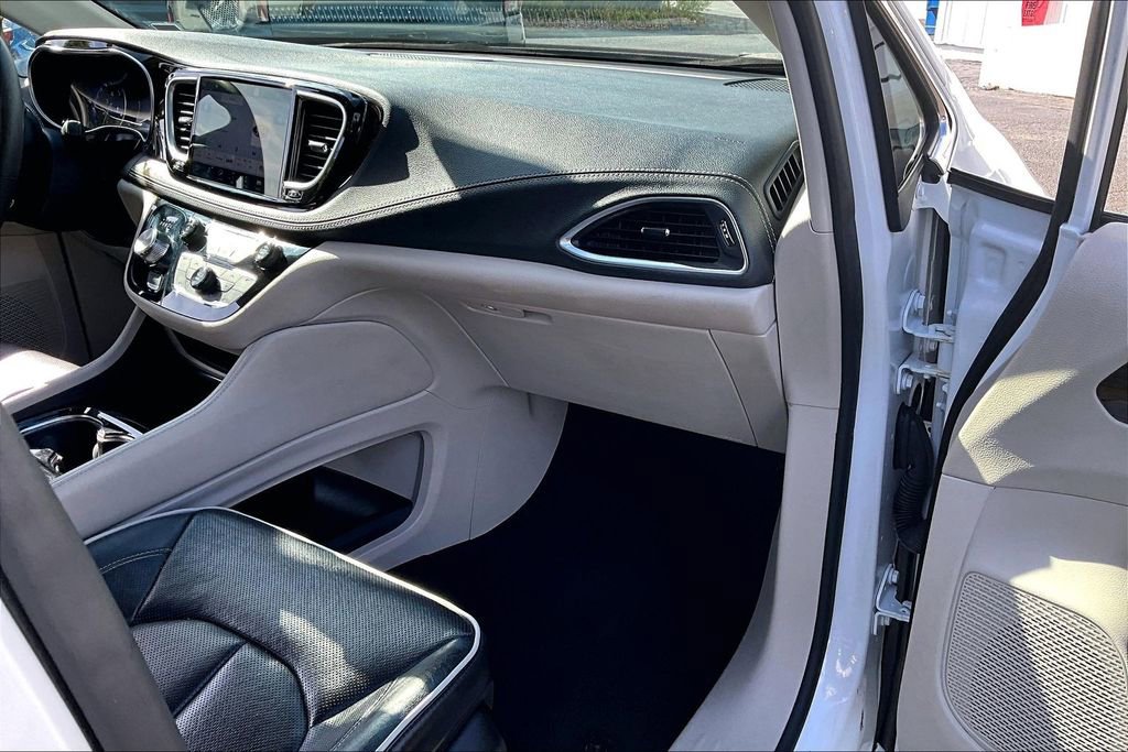 Used 2023 Chrysler Pacifica Limited image 27