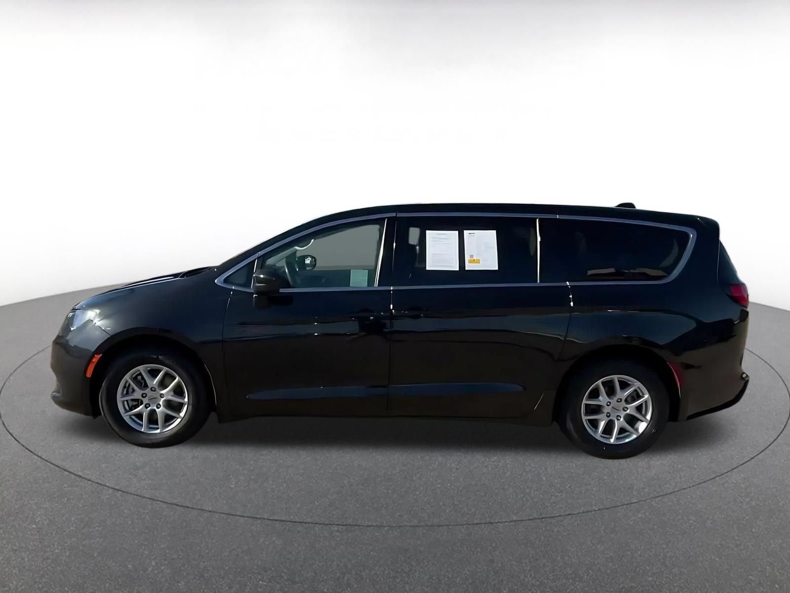 Used 2023 Chrysler Voyager LX FWD image 8