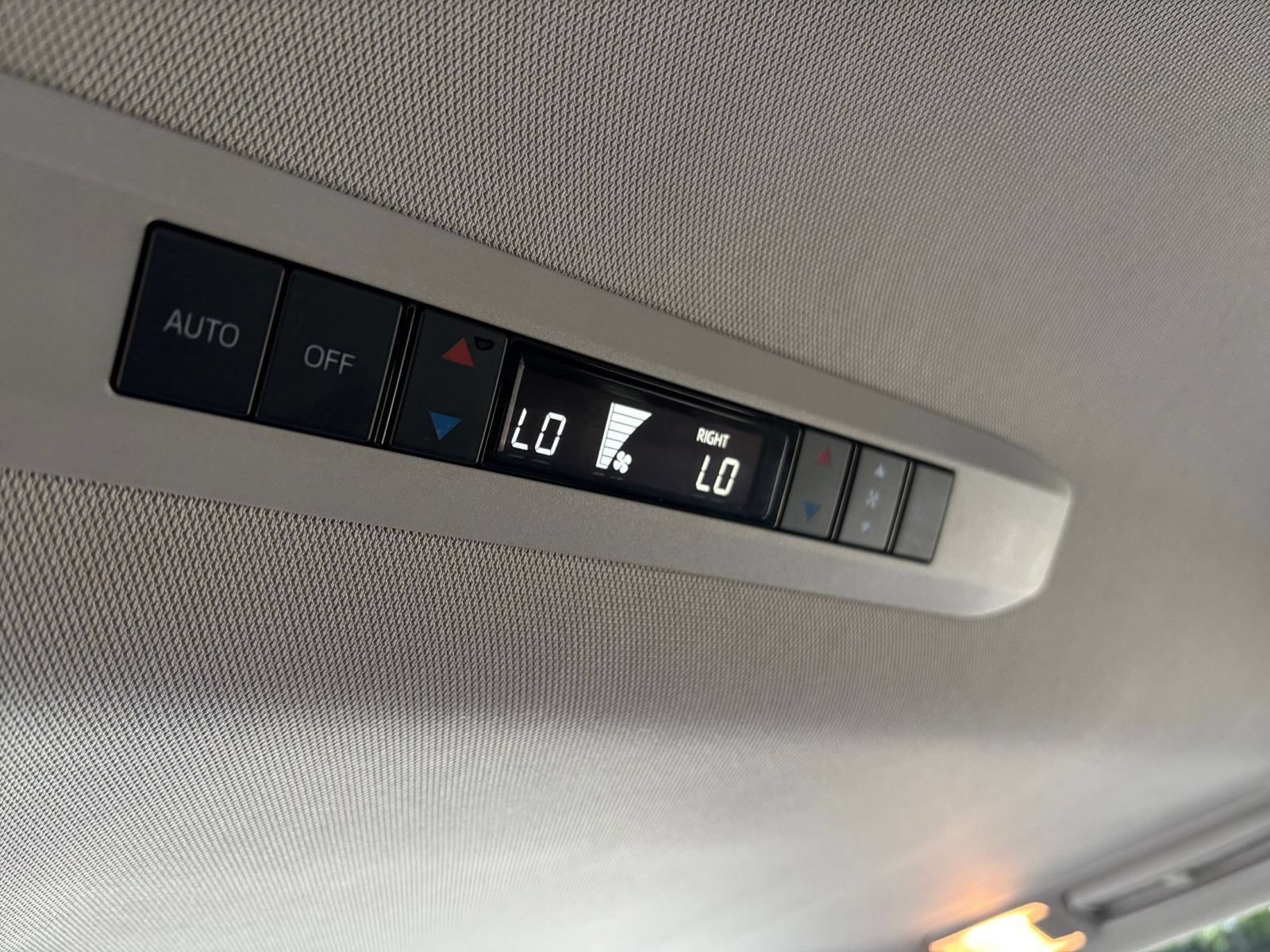 Used 2025 Toyota Sienna XLE FWD image 26