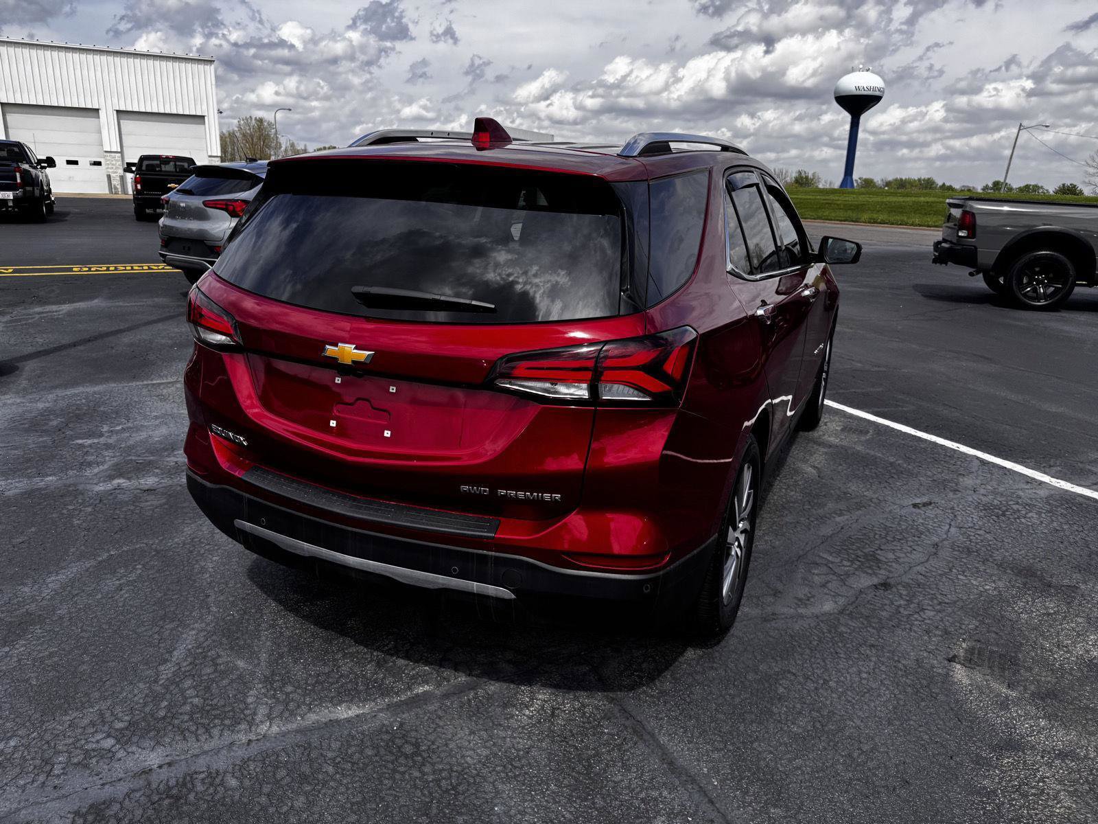Used 2024 Chevrolet Equinox Premier AWD/4WD image 3