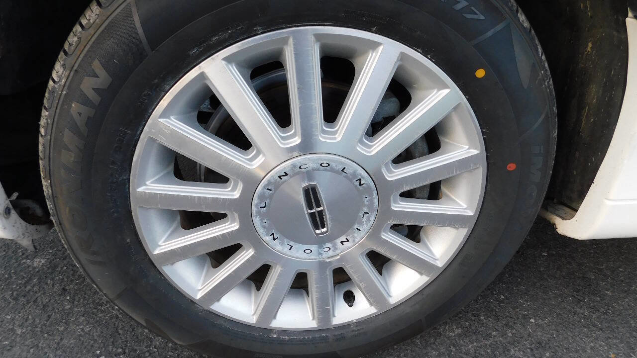Used 2004 Lincoln Town Car Signature image 5