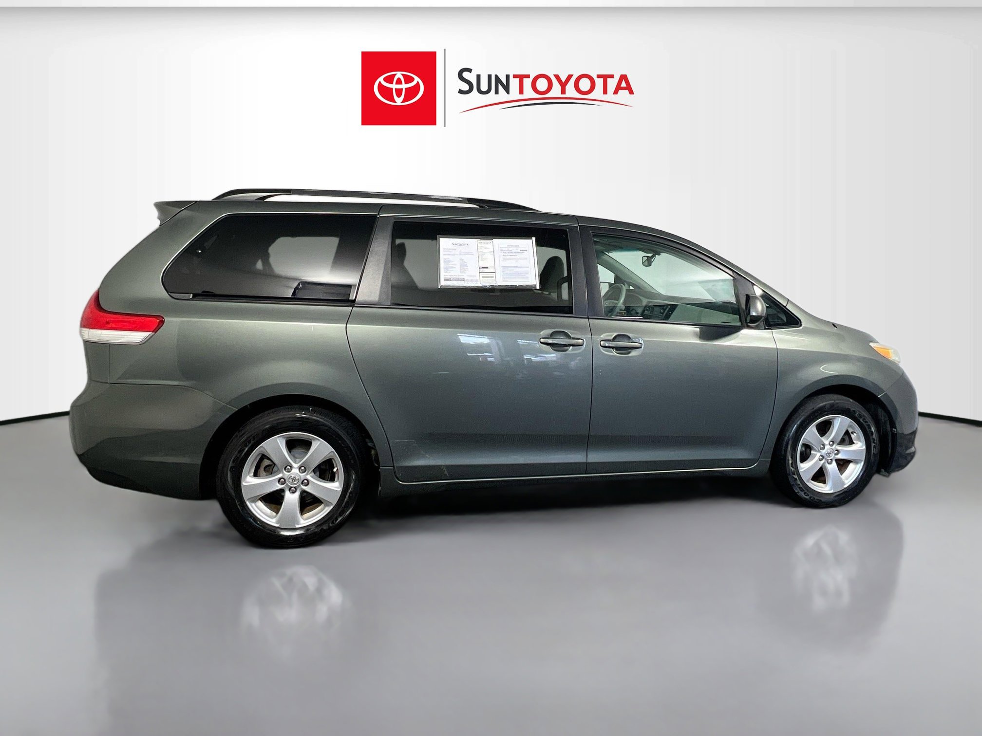 Used 2013 Toyota Sienna LE w/ Towing Pkg image 2