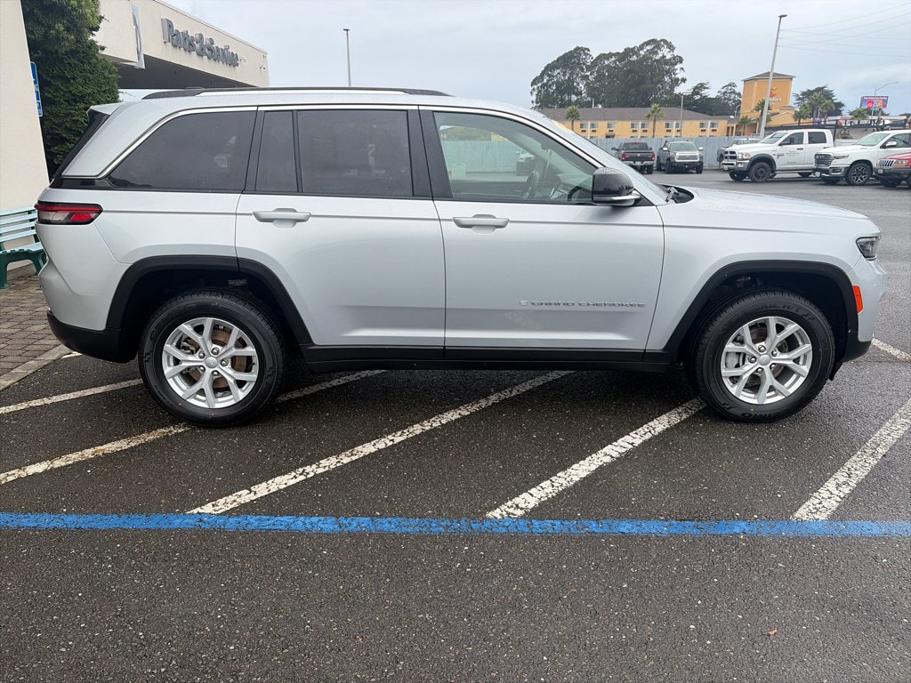 Used 2023 Jeep Grand Cherokee Limited AWD/4WD image 7