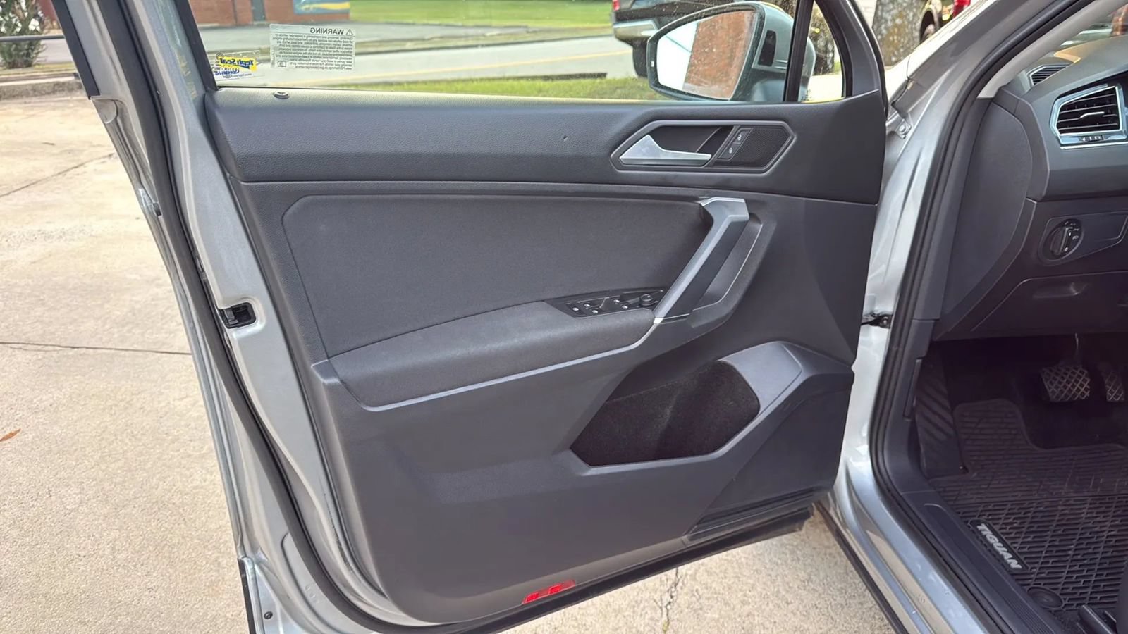 Used 2020 Volkswagen Tiguan S FWD image 9