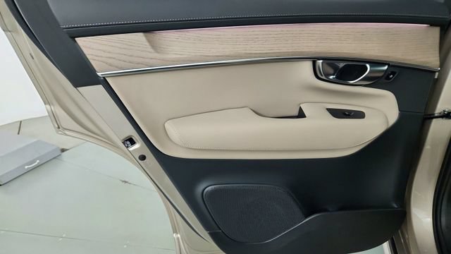 New 2026 Volvo XC90 T8 Plus w/ Protection Package Premier AWD/4WD image 28