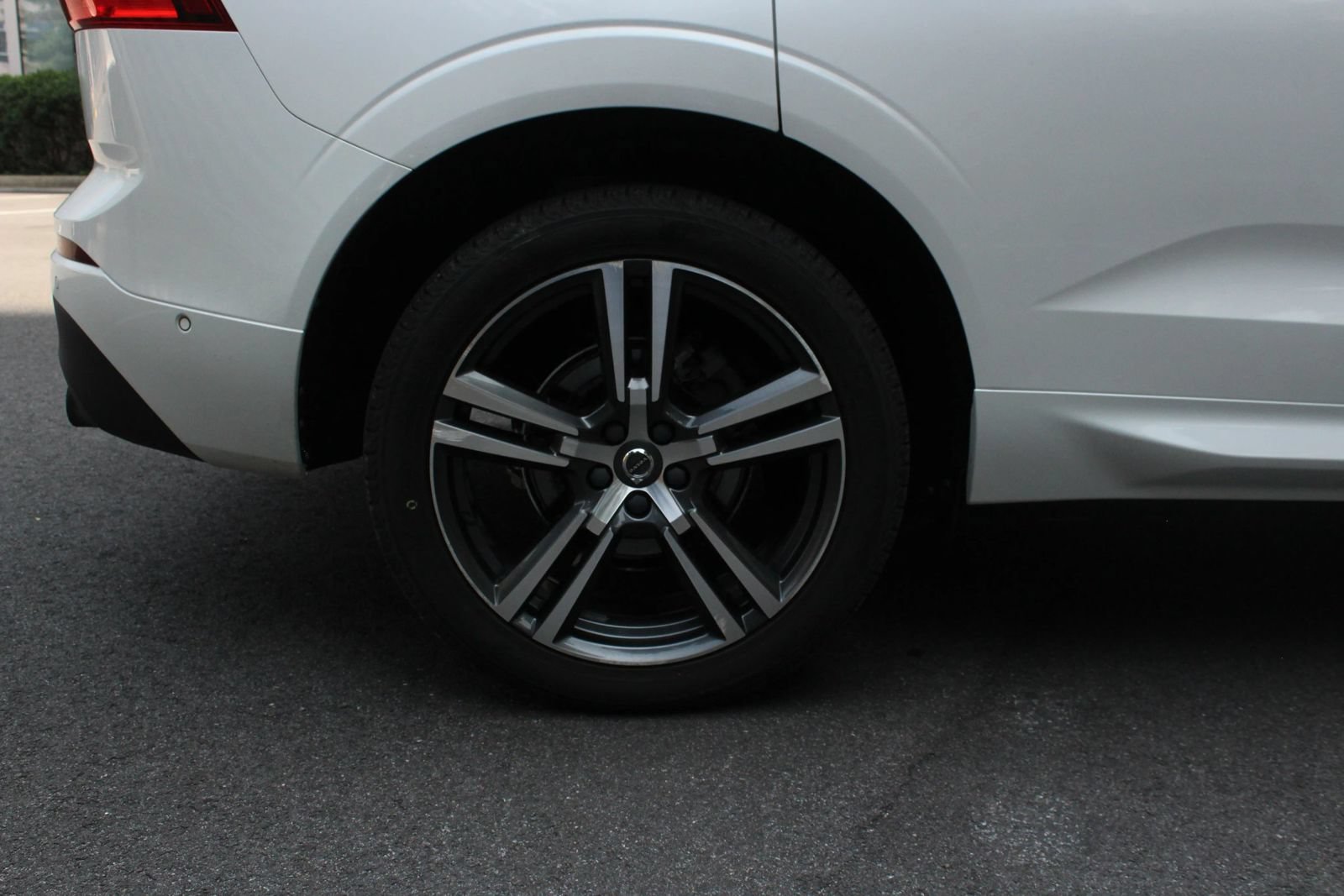 Used 2019 Volvo XC60 T5 Momentum w/ Multimedia Package AWD/4WD image 5