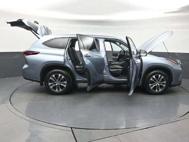 Used 2024 Toyota Highlander XLE AWD/4WD image 55