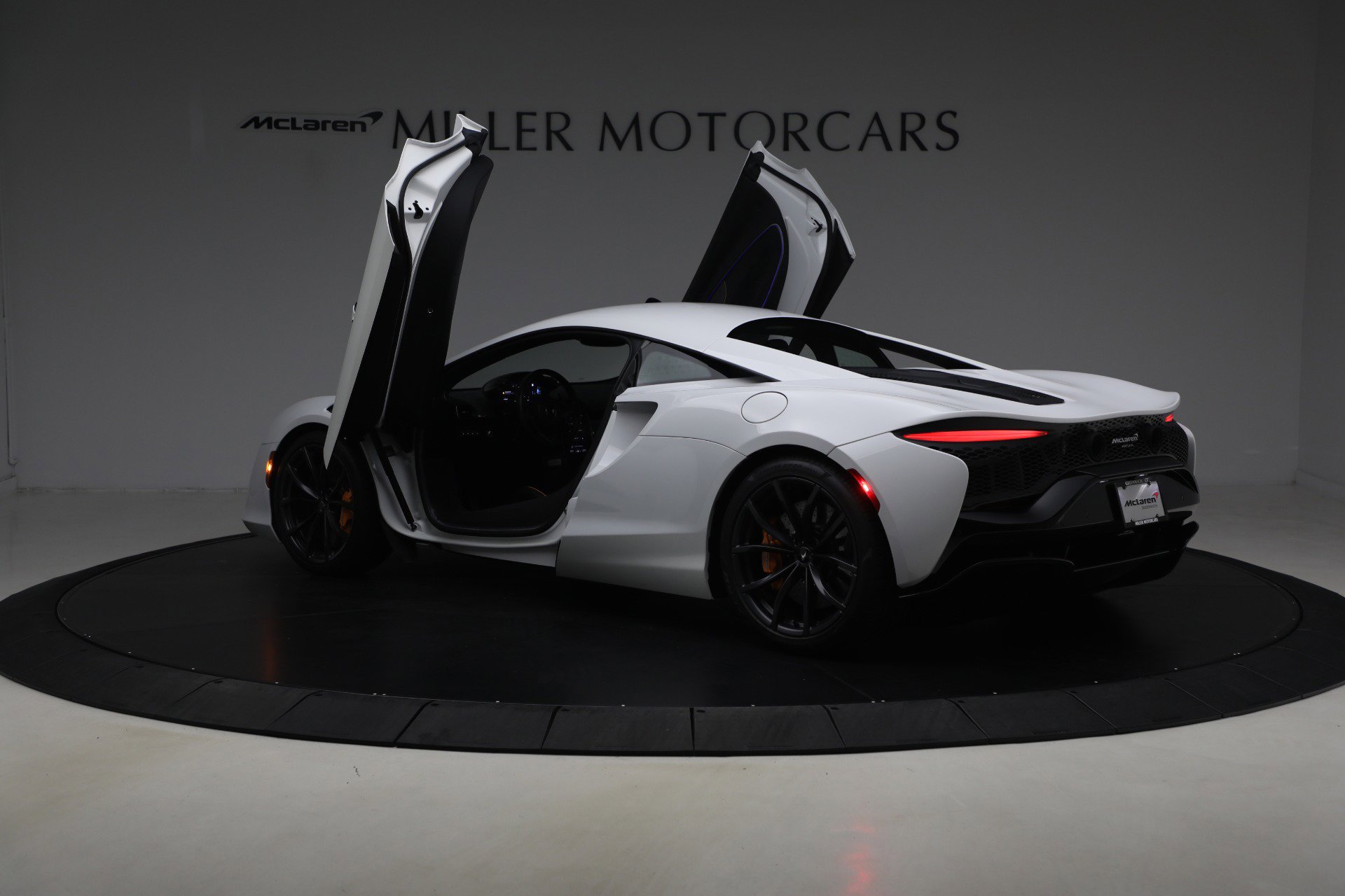 Used 2023 McLaren Artura RWD image 16