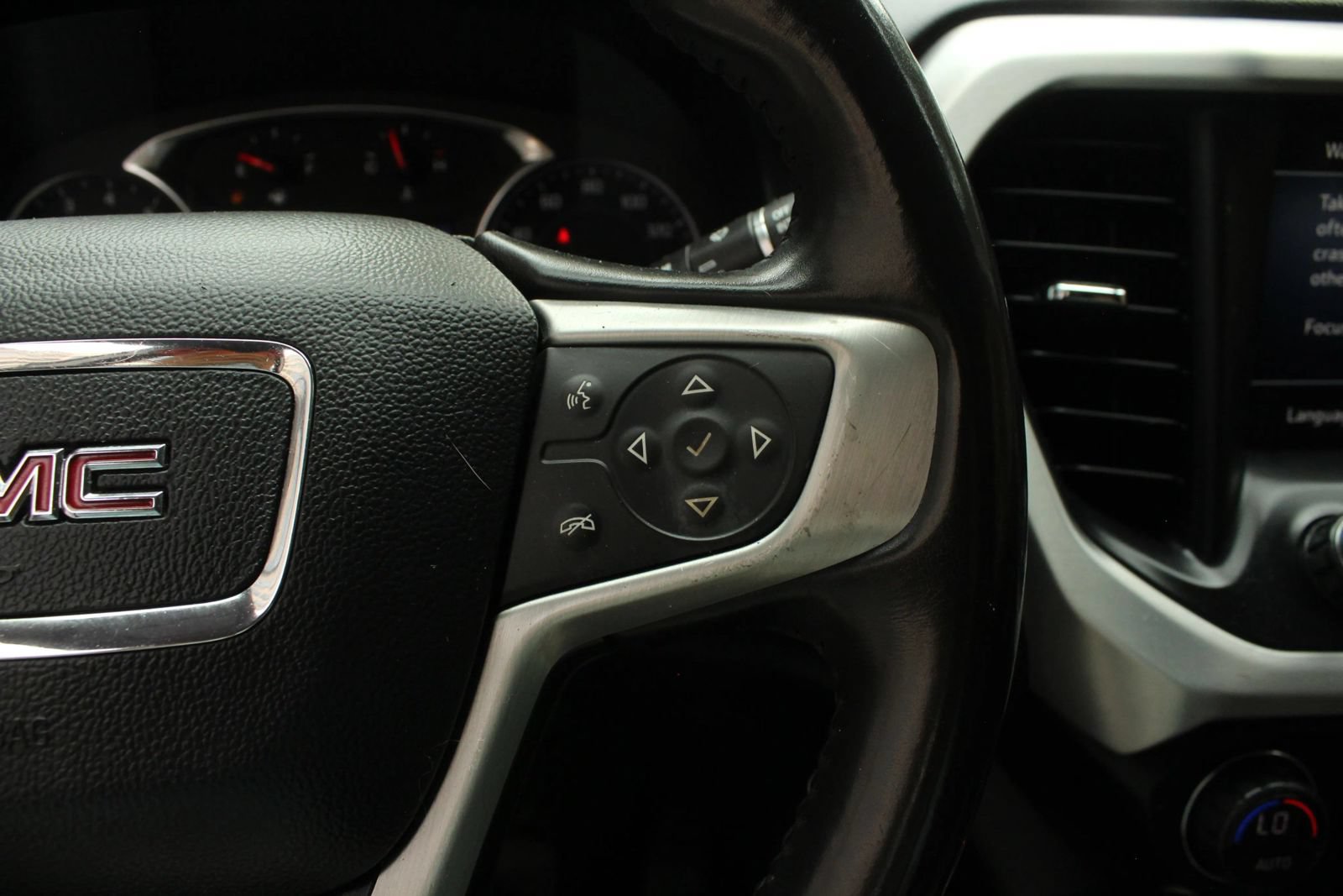 Used 2020 GMC Acadia SLE w/ Driver Convenience Package FWD image 30