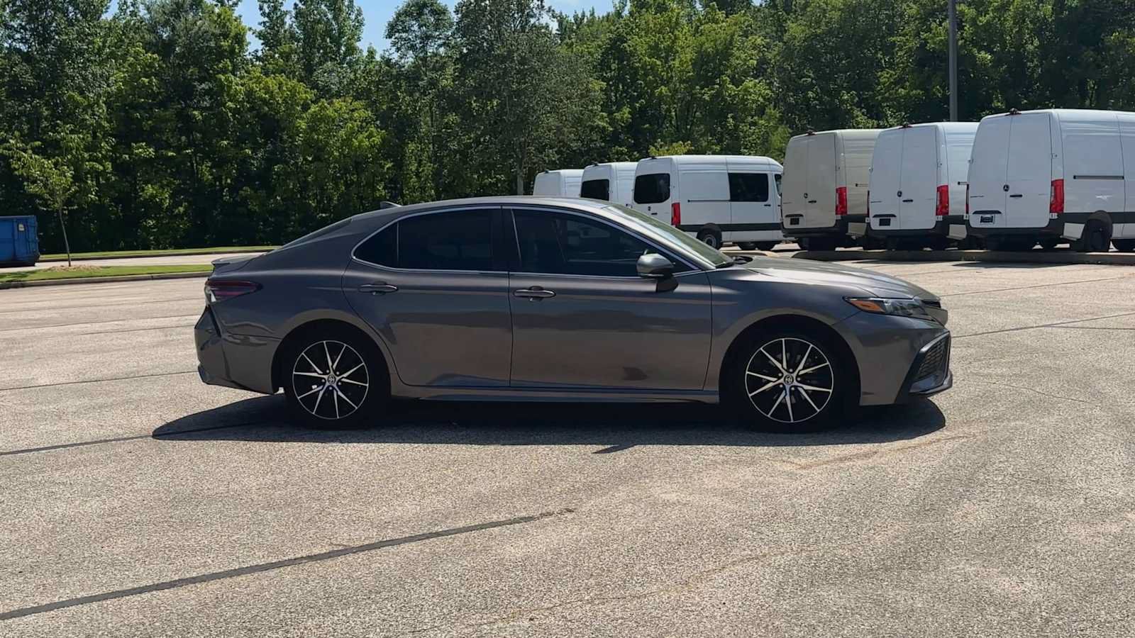 Used 2023 Toyota Camry SE FWD image 9