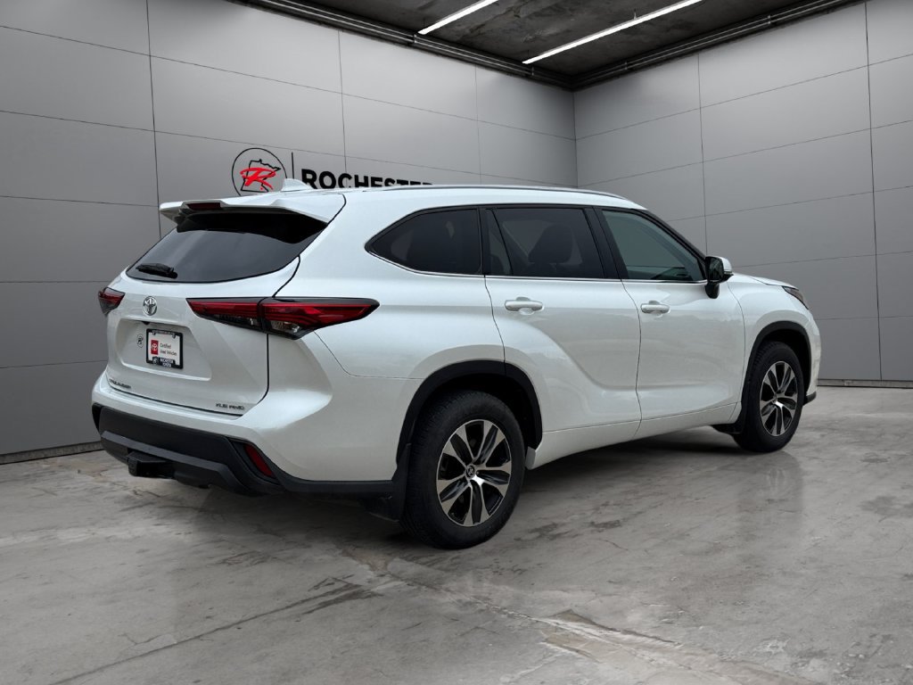 Used 2022 Toyota Highlander XLE AWD/4WD image 5