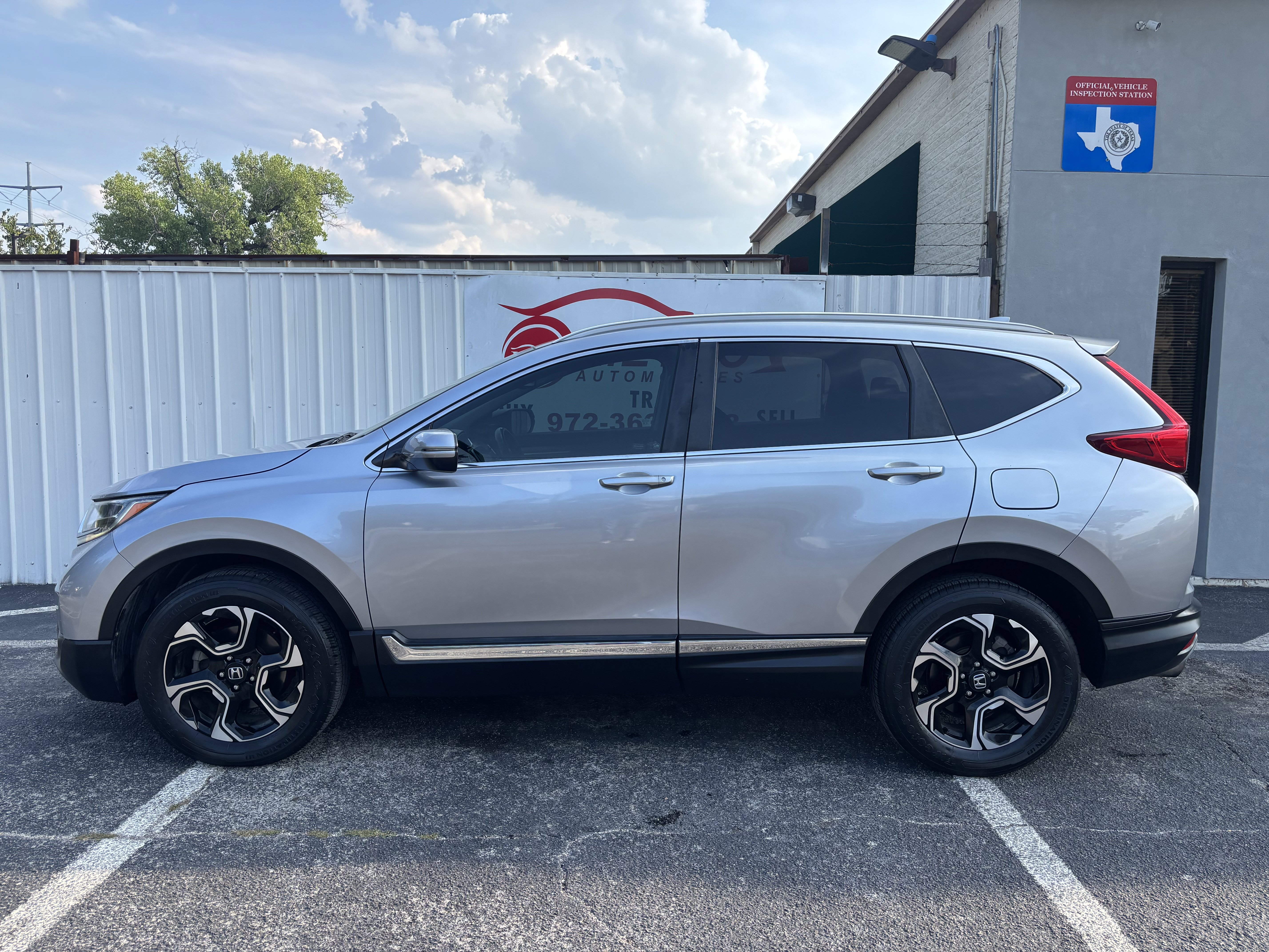Used 2018 Honda CR-V Touring image 2