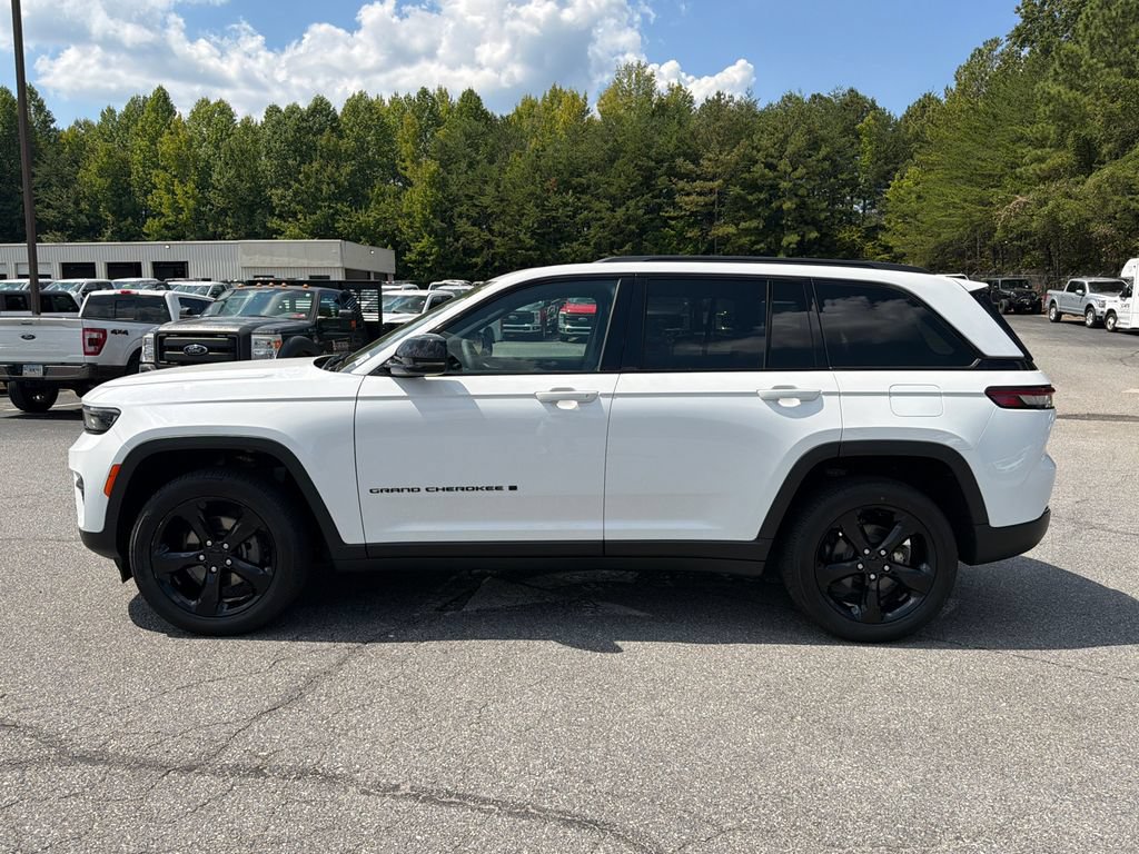 Used 2024 Jeep Grand Cherokee Altitude AWD/4WD image 4
