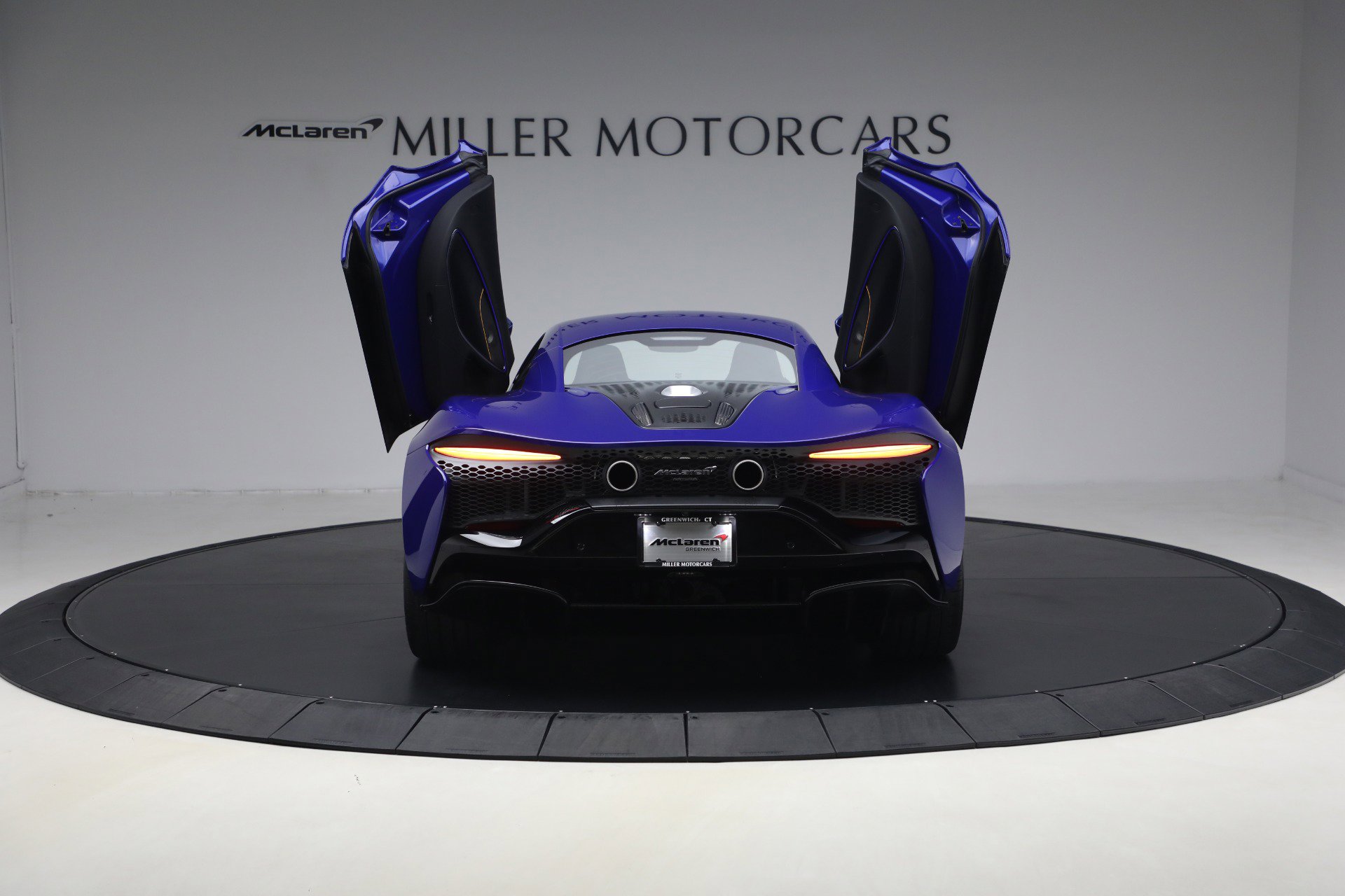 Used 2024 McLaren Artura image 17