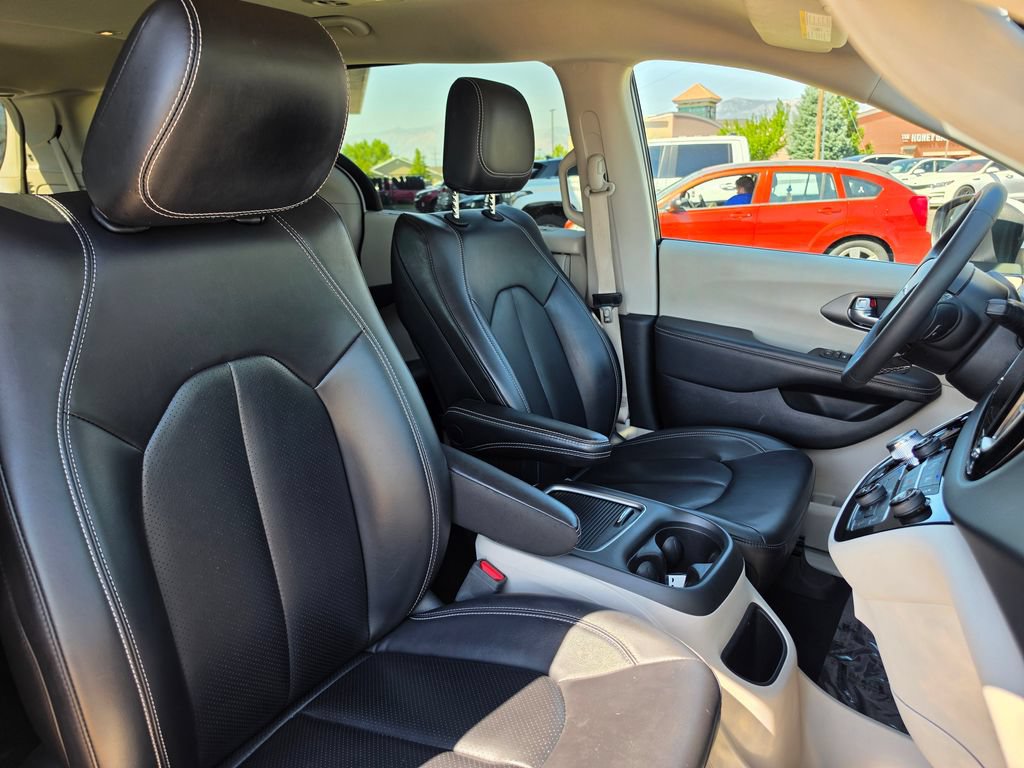Used 2023 Chrysler Pacifica Touring-L FWD image 19
