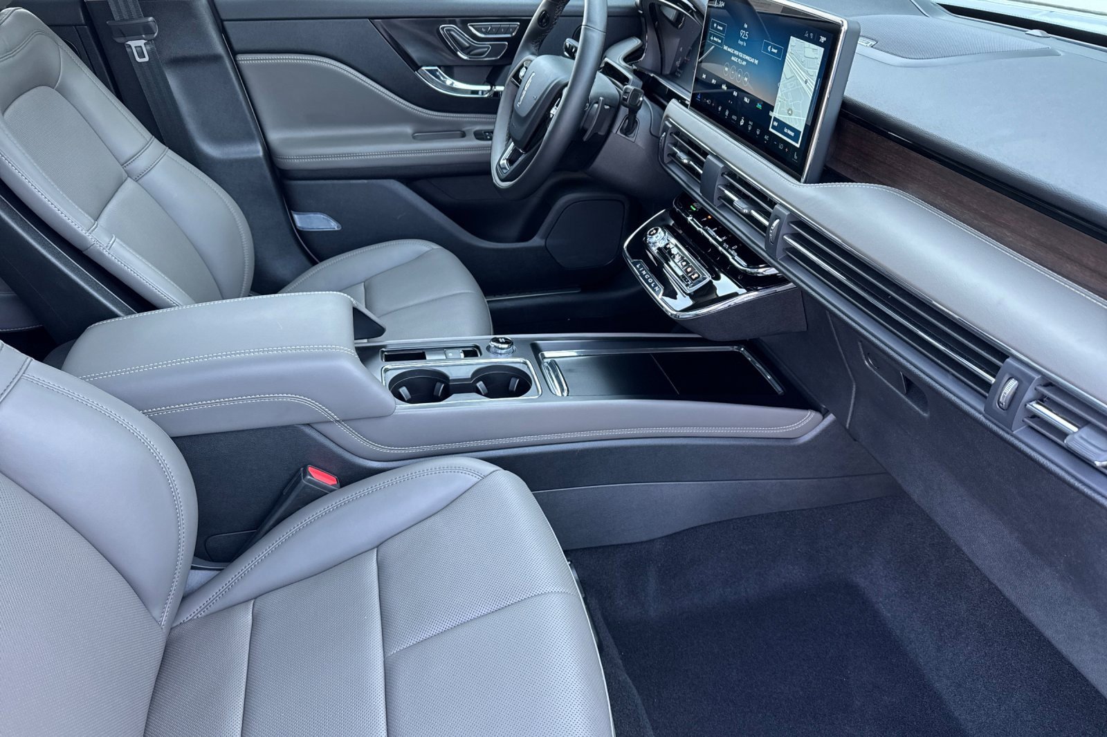 New 2025 Lincoln Corsair Reserve w/ Equipment Group 202A image 15