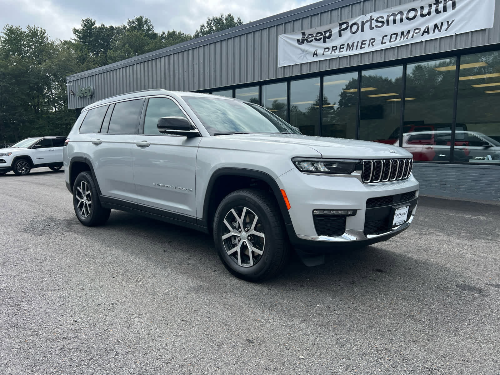 New 2025 Jeep Grand Cherokee L Limited w/ Trailer Tow Package image 2